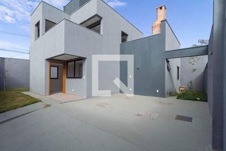 Casa à venda com 160m², 4 quartos e 4 vagas Casa à venda com 160m², 4 quartos e 4 vagasFachada