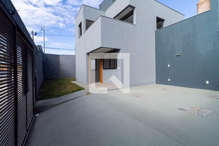 Casa à venda com 160m², 4 quartos e 4 vagas Casa à venda com 160m², 4 quartos e 4 vagasEntrada