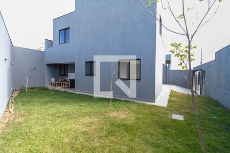 Casa à venda com 160m², 4 quartos e 4 vagas Casa à venda com 160m², 4 quartos e 4 vagasQuintal