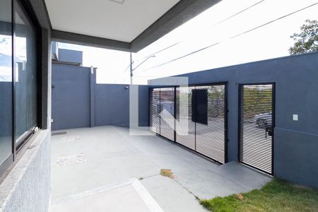 Casa à venda com 160m², 4 quartos e 4 vagas Casa à venda com 160m², 4 quartos e 4 vagasEntrada