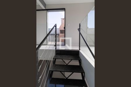 Casa à venda com 160m², 4 quartos e 4 vagas Casa à venda com 160m², 4 quartos e 4 vagasEscada