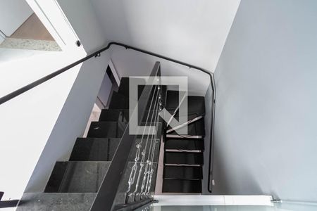 Casa à venda com 160m², 4 quartos e 4 vagas Casa à venda com 160m², 4 quartos e 4 vagasEscada