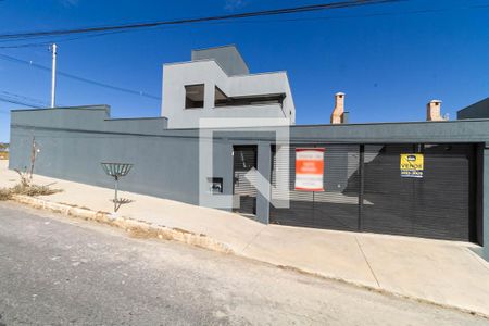 Casa à venda com 160m², 4 quartos e 4 vagas Casa à venda com 160m², 4 quartos e 4 vagasFachada