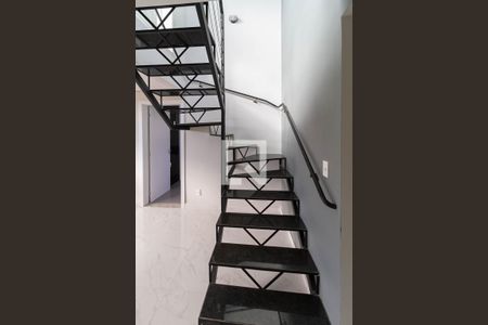 Casa à venda com 160m², 4 quartos e 4 vagas Casa à venda com 160m², 4 quartos e 4 vagasEscada