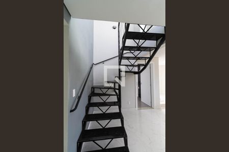 Casa à venda com 160m², 4 quartos e 4 vagas Casa à venda com 160m², 4 quartos e 4 vagasEscada