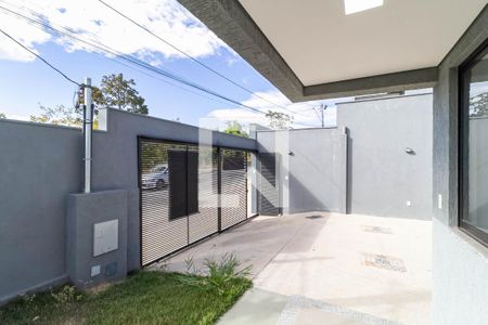 Casa à venda com 160m², 4 quartos e 4 vagas Casa à venda com 160m², 4 quartos e 4 vagasEntrada