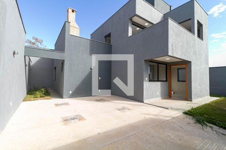 Casa à venda com 160m², 4 quartos e 4 vagas Casa à venda com 160m², 4 quartos e 4 vagasFachada