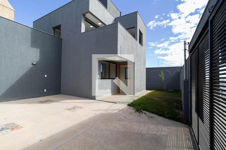 Casa à venda com 160m², 4 quartos e 4 vagas Casa à venda com 160m², 4 quartos e 4 vagasFachada