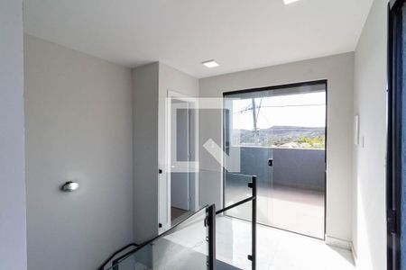 Casa à venda com 160m², 4 quartos e 4 vagas Casa à venda com 160m², 4 quartos e 4 vagasCorredor