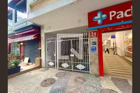 Apartamento à venda com 33m², 1 quarto e sem vaga Apartamento à venda com 33m², 1 quarto e sem vagaFachada com cartaz QA