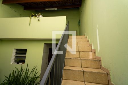 Casa à venda com 200m², 3 quartos e 2 vagas Casa à venda com 200m², 3 quartos e 2 vagasEscada