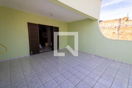 Casa à venda com 200m², 3 quartos e 2 vagas Casa à venda com 200m², 3 quartos e 2 vagasQuarto 1 - Varanda