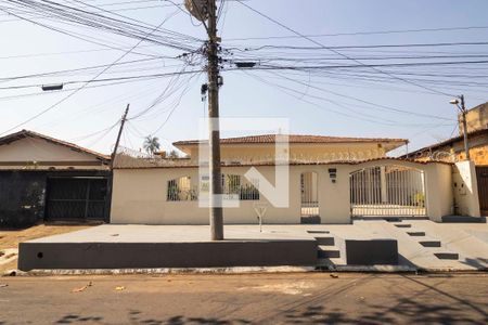 Casa para alugar com 194m², 4 quartos e 4 vagas Casa para alugar com 194m², 4 quartos e 4 vagasFachada