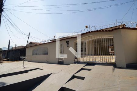 Casa para alugar com 194m², 4 quartos e 4 vagas Casa para alugar com 194m², 4 quartos e 4 vagasFachada