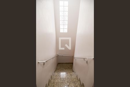 Casa à venda com 160m², 3 quartos e 4 vagas Casa à venda com 160m², 3 quartos e 4 vagasCorredor - Escada