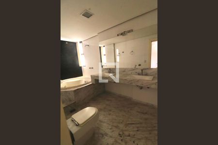 Apartamento para alugar com 242m², 4 quartos e 3 vagas Apartamento para alugar com 242m², 4 quartos e 3 vagasBanheiro 1