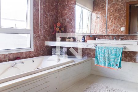 Casa de condomínio à venda com 700m², 4 quartos e 5 vagas Casa de condomínio à venda com 700m², 4 quartos e 5 vagasBanheiro suite master