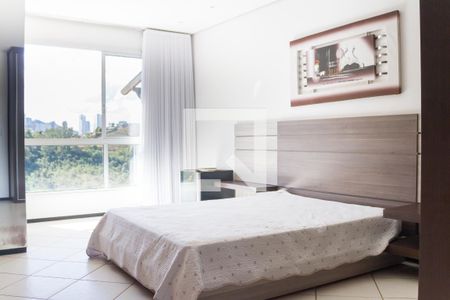 Casa de condomínio à venda com 700m², 4 quartos e 5 vagas Casa de condomínio à venda com 700m², 4 quartos e 5 vagassuite 3