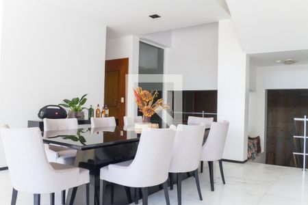 Casa de condomínio à venda com 700m², 4 quartos e 5 vagas Casa de condomínio à venda com 700m², 4 quartos e 5 vagassala de jantar