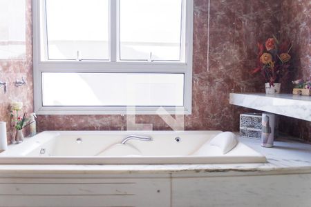 Casa de condomínio à venda com 700m², 4 quartos e 5 vagas Casa de condomínio à venda com 700m², 4 quartos e 5 vagasBanheiro suite master