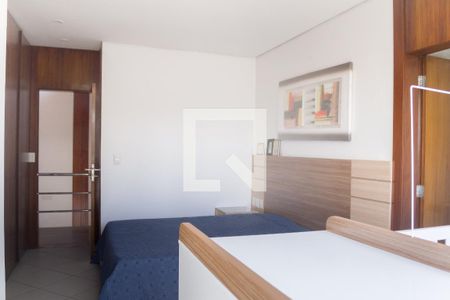 Casa de condomínio à venda com 700m², 4 quartos e 5 vagas Casa de condomínio à venda com 700m², 4 quartos e 5 vagassuite 2