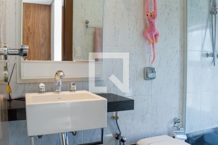 Casa de condomínio à venda com 700m², 4 quartos e 5 vagas Casa de condomínio à venda com 700m², 4 quartos e 5 vagasbanheiro suite 2