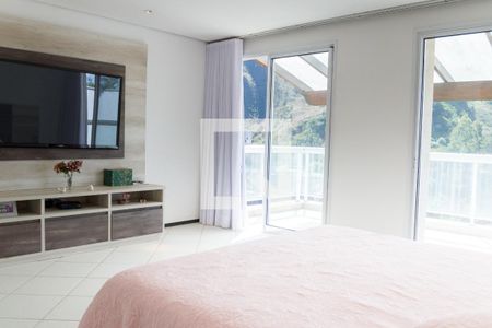 Casa de condomínio à venda com 700m², 4 quartos e 5 vagas Casa de condomínio à venda com 700m², 4 quartos e 5 vagassuite master