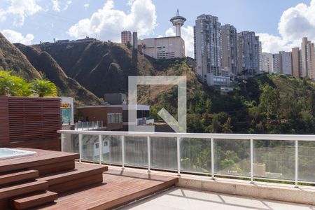 Casa de condomínio à venda com 700m², 4 quartos e 5 vagas Casa de condomínio à venda com 700m², 4 quartos e 5 vagasVaranda gourmet