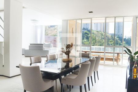 Casa de condomínio à venda com 700m², 4 quartos e 5 vagas Casa de condomínio à venda com 700m², 4 quartos e 5 vagassala de jantar