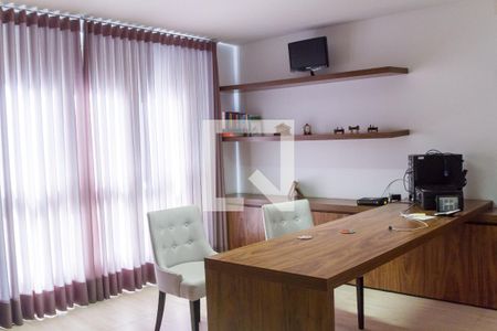 Casa de condomínio à venda com 700m², 4 quartos e 5 vagas Casa de condomínio à venda com 700m², 4 quartos e 5 vagasEscritório