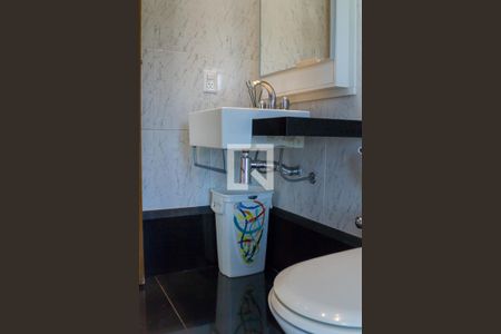 Casa de condomínio à venda com 700m², 4 quartos e 5 vagas Casa de condomínio à venda com 700m², 4 quartos e 5 vagasbanheiro suite 2