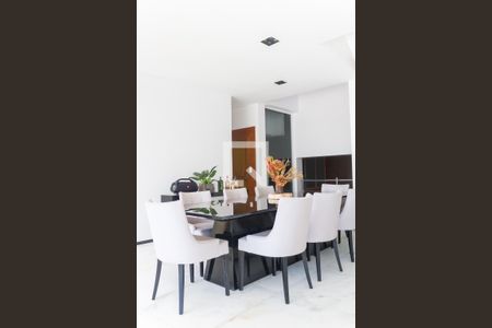 Casa de condomínio à venda com 700m², 4 quartos e 5 vagas Casa de condomínio à venda com 700m², 4 quartos e 5 vagassala de jantar