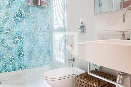 Casa de condomínio à venda com 700m², 4 quartos e 5 vagas Casa de condomínio à venda com 700m², 4 quartos e 5 vagasbanheiro suite 3