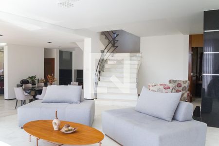 Casa de condomínio à venda com 700m², 4 quartos e 5 vagas Casa de condomínio à venda com 700m², 4 quartos e 5 vagassala de visitas 1