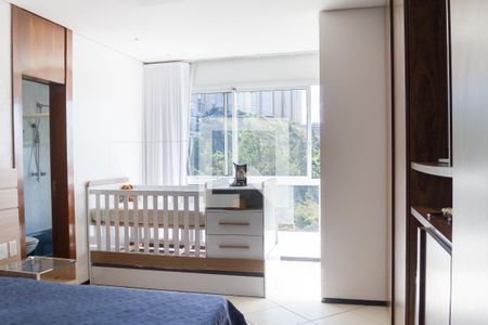 Casa de condomínio à venda com 700m², 4 quartos e 5 vagas Casa de condomínio à venda com 700m², 4 quartos e 5 vagassuite 2