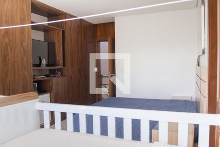 Casa de condomínio à venda com 700m², 4 quartos e 5 vagas Casa de condomínio à venda com 700m², 4 quartos e 5 vagassuite 2