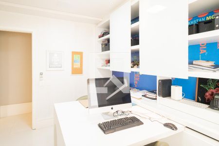 Apartamento à venda com 242m², 3 quartos e 3 vagasEscritório