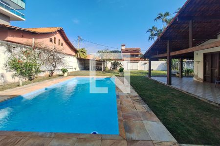 Casa à venda com 720m², 3 quartos e 5 vagas Casa à venda com 720m², 3 quartos e 5 vagasPiscina