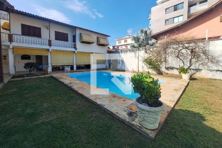 Casa à venda com 720m², 3 quartos e 5 vagas Casa à venda com 720m², 3 quartos e 5 vagasPiscina