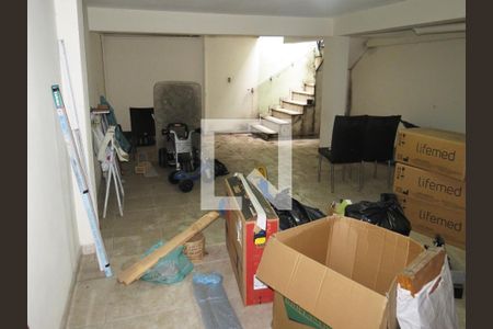 Casa à venda com 170m², 3 quartos e 3 vagas Fundos