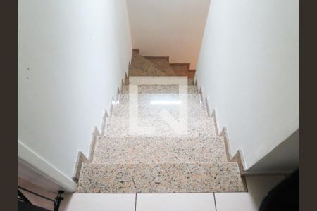 Casa à venda com 170m², 3 quartos e 3 vagasEscada