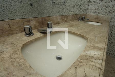 Apartamento para alugar com 225m², 2 quartos e 2 vagasBanheiro da suíte 1