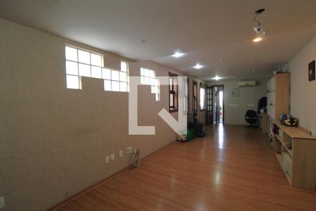 Casa à venda com 250m², 3 quartos e 3 vagasSala de TV