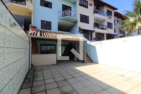 Casa à venda com 250m², 3 quartos e 3 vagasFundos da casa