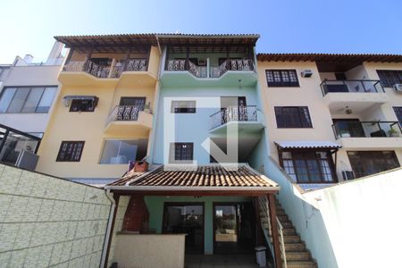 Casa à venda com 250m², 3 quartos e 3 vagasFundos da casa
