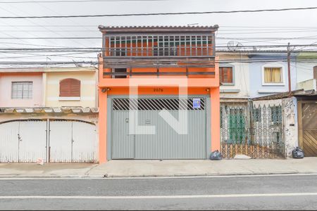 Casa à venda com 220m², 3 quartos e 3 vagas Casa à venda com 220m², 3 quartos e 3 vagasFachada