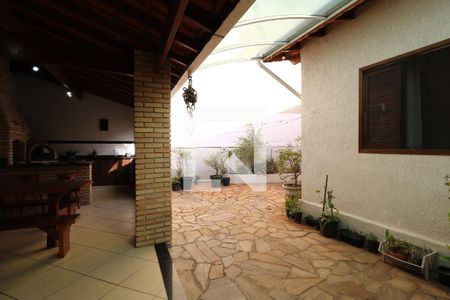 Casa à venda com 195m², 3 quartos e 3 vagasQuintal