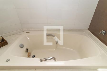 Apartamento para alugar com 210m², 4 quartos e 3 vagas Apartamento para alugar com 210m², 4 quartos e 3 vagasBanheiro da Suíte 1