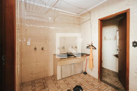 Casa à venda com 950m², 3 quartos e 2 vagas Casa à venda com 950m², 3 quartos e 2 vagasÁrea de Serviço