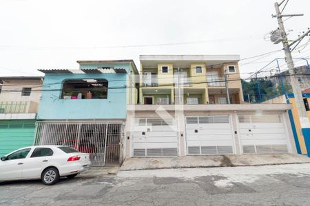 Casa à venda com 137m², 2 quartos e 2 vagas Casa à venda com 137m², 2 quartos e 2 vagasFachada